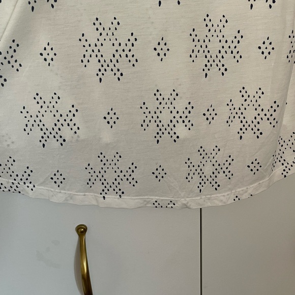 NWT gap factory luxe tshirt. White with deep, navy blue pattern. Super soft! XXL - Picture 12 of 16